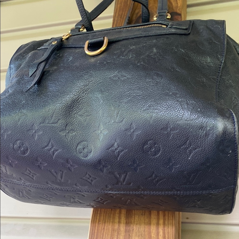 Louis Vuitton Black and Gold Shoulder Bag with Structured Elegance - Picture 5 of 17